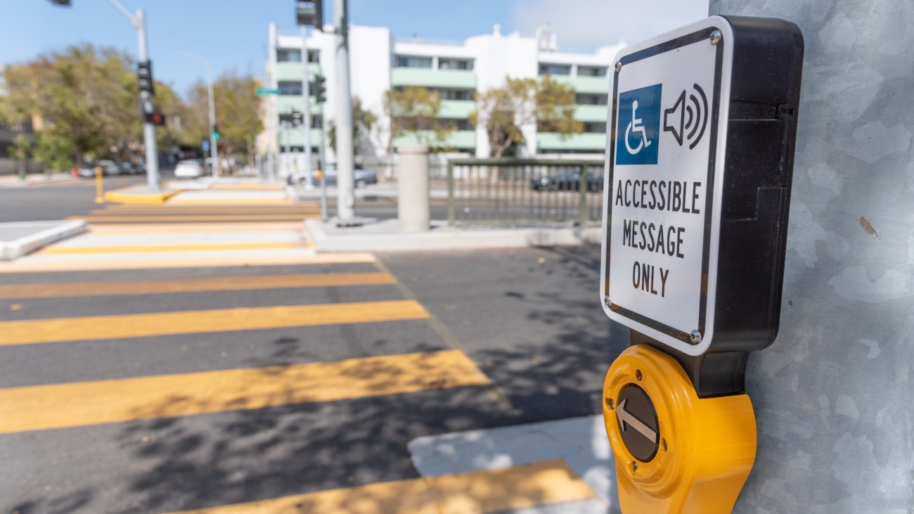 accessible pedestrian signal, continental crosswalk with yellow lines