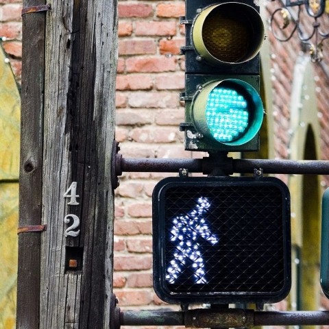 A streetlight with a walking signal